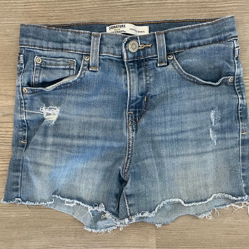 Girls Levi’s denim shorts